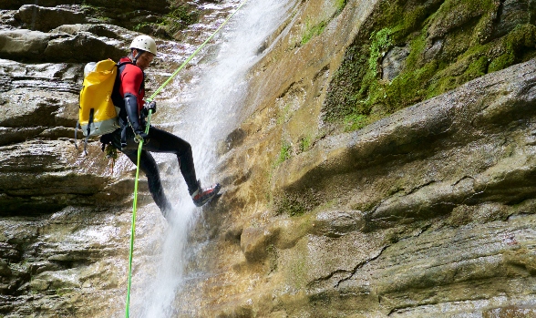 Canyoning en Chile Persona haciendo Canyoning en Chile